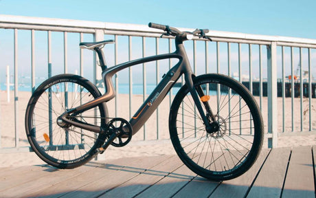 Urtopia E-Bike Smartbike abgestellt vor GelÃ¤nder